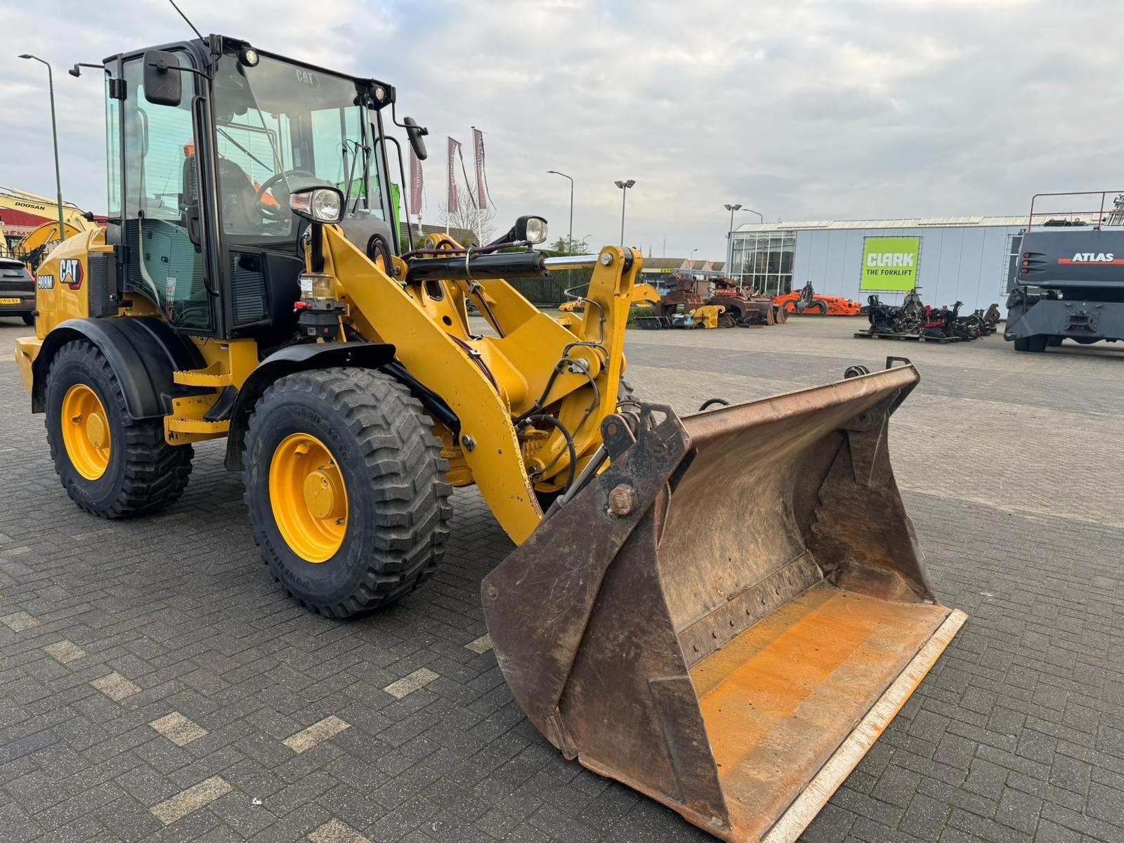 CATERPILLAR 908M front loader