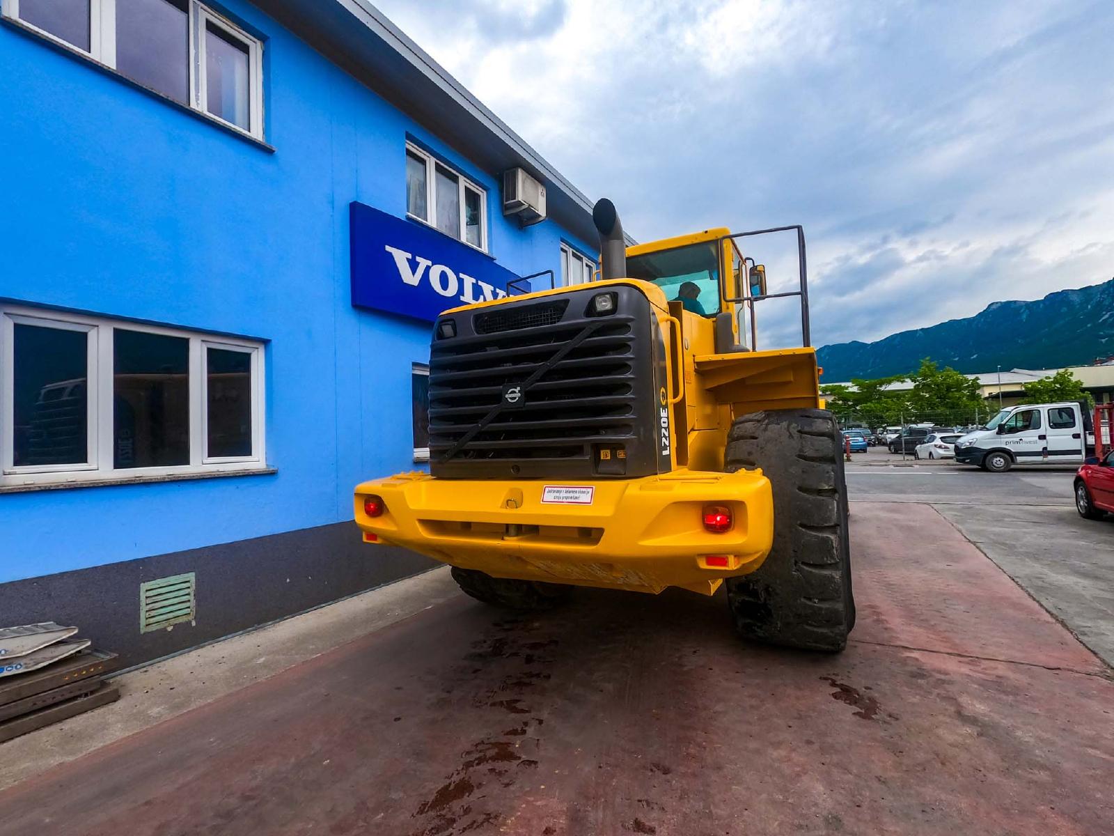 VOLVO L220 front loader