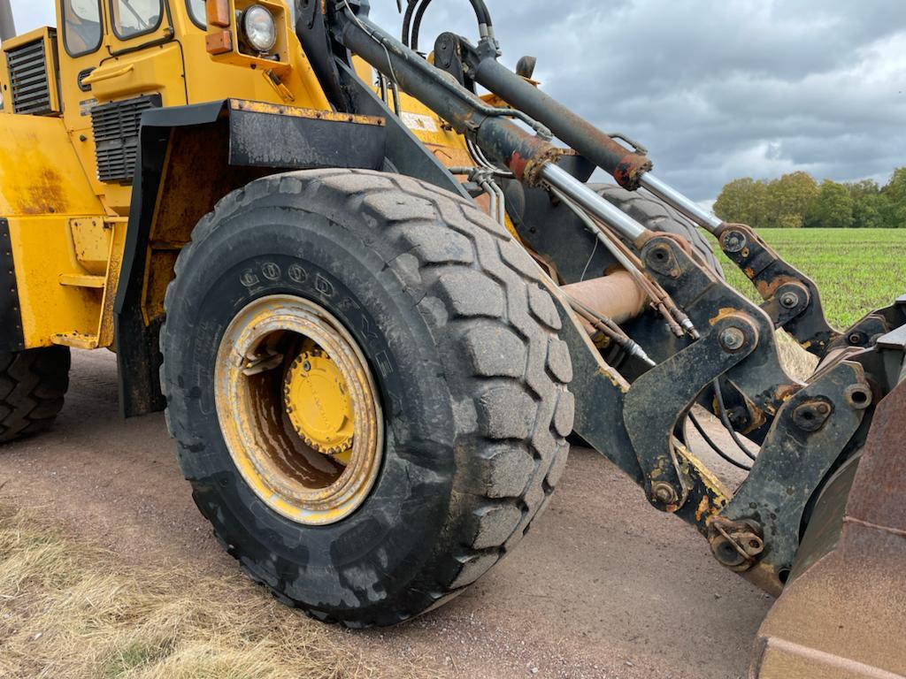 VOLVO L 120 front loader