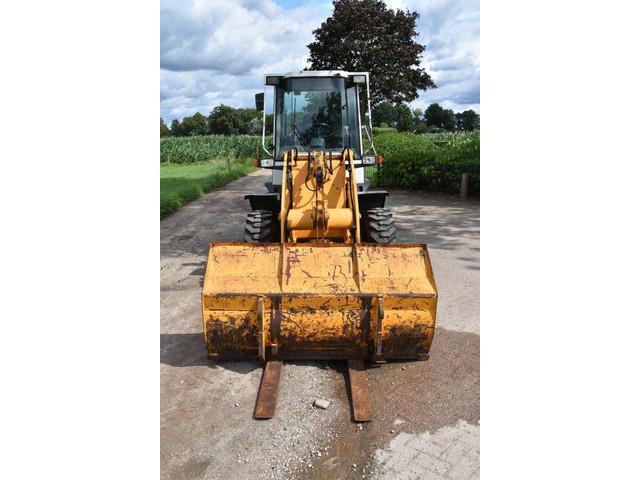 LIEBHERR L 506 Compact front loader