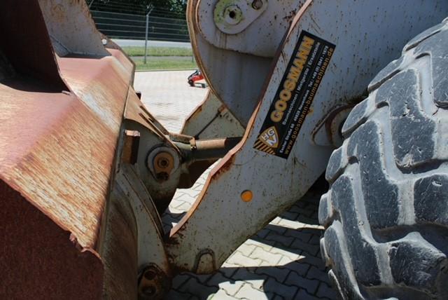 LIEBHERR L 586 front loader