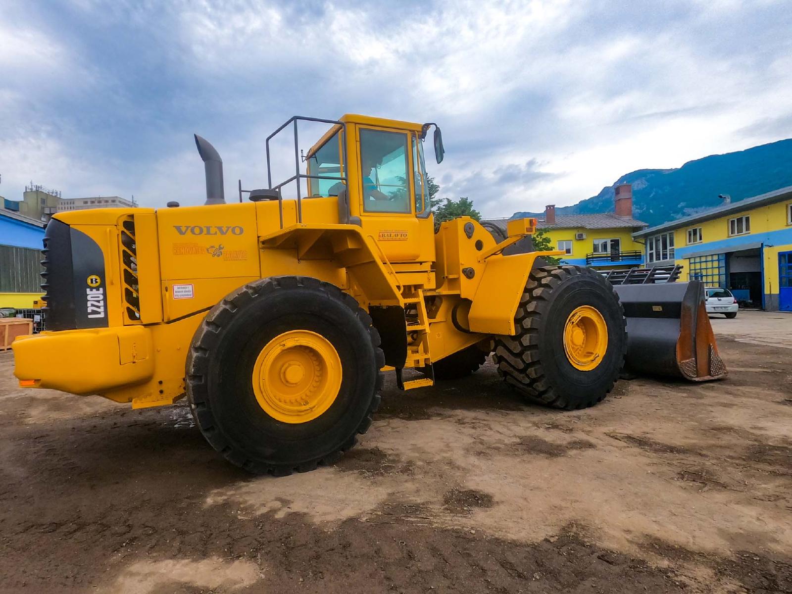 VOLVO L220 front loader