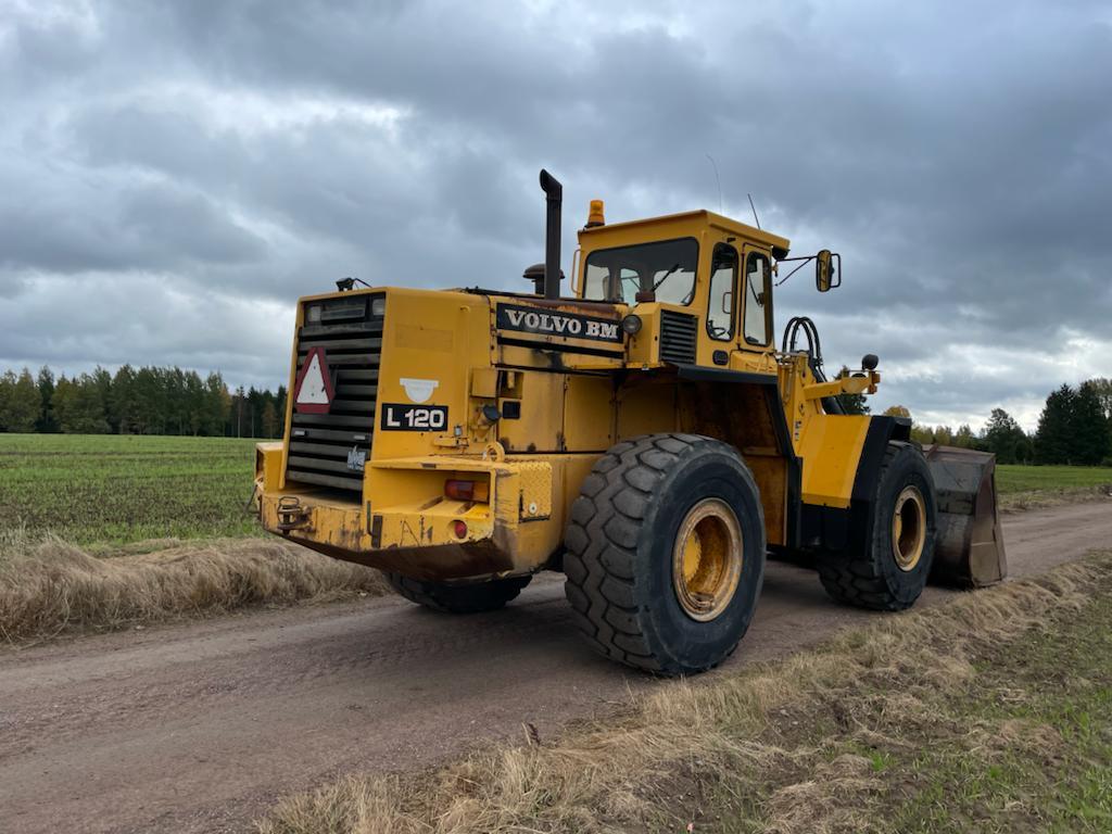 VOLVO L 120 front loader