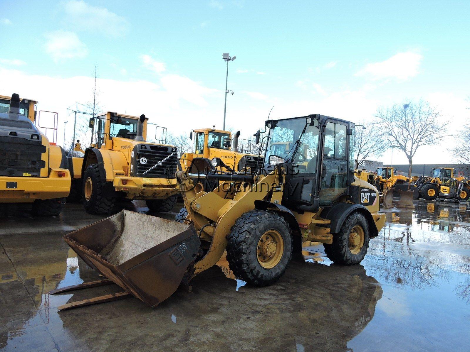 CATERPILLAR 907H front loader