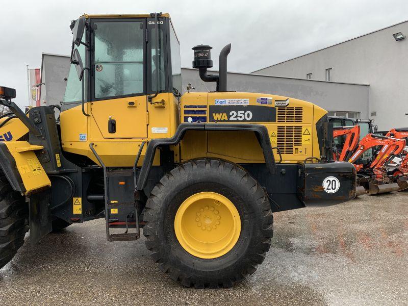 KOMATSU WA250-5 front loader