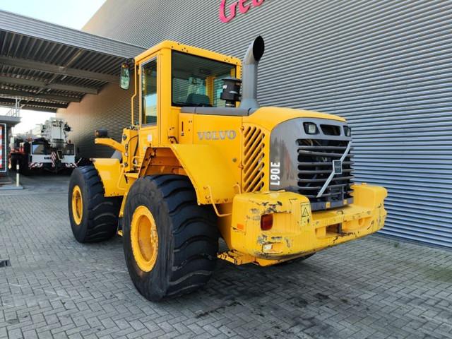 VOLVO L 90 E front loader