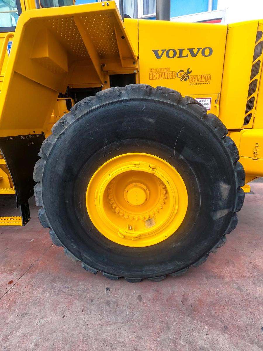 VOLVO L220 front loader