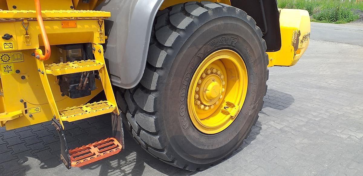 VOLVO L 90 front loader