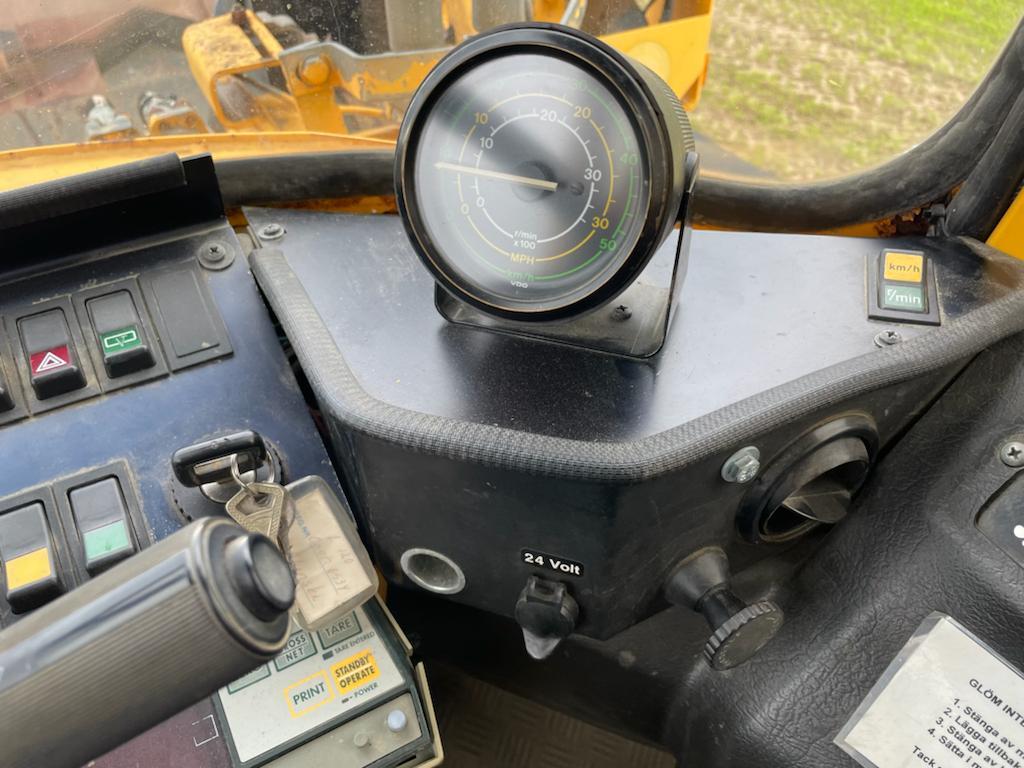 VOLVO L 120 front loader