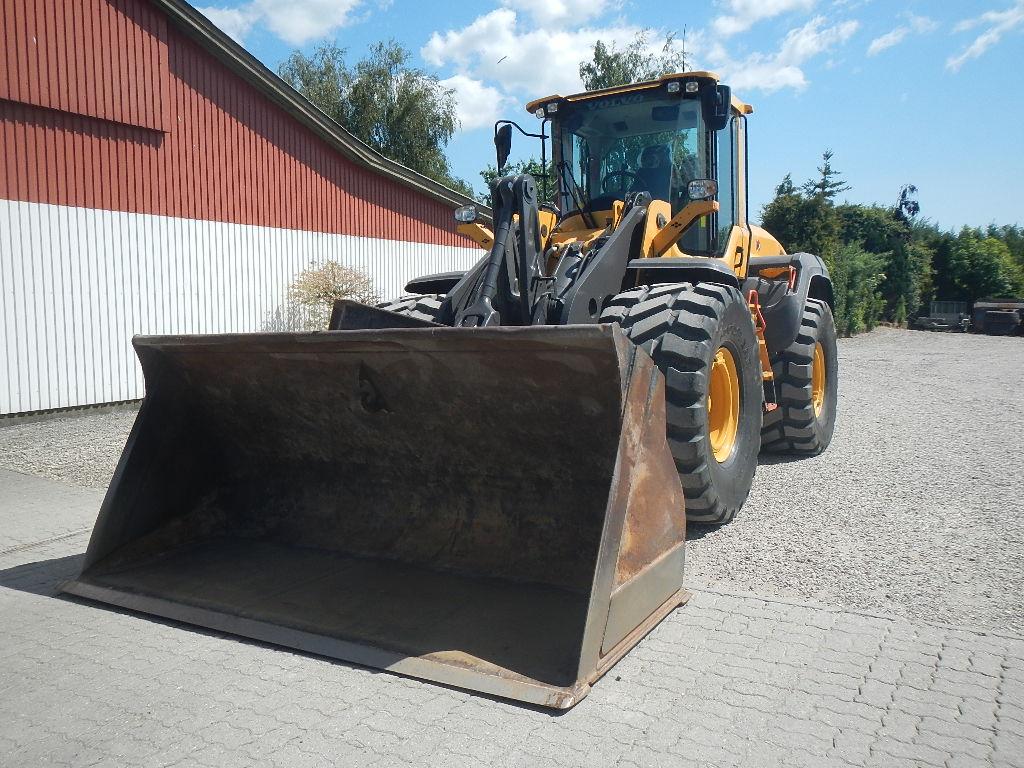 VOLVO L110H front loader