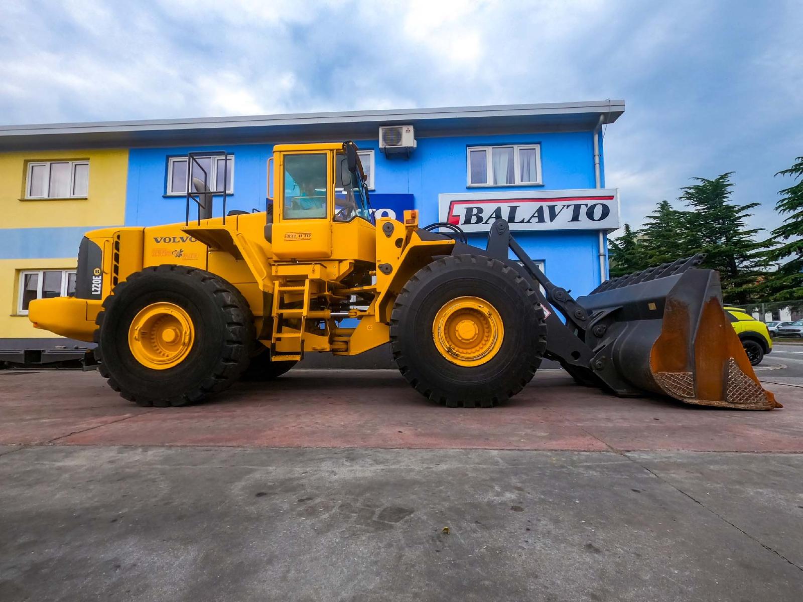 VOLVO L220 front loader