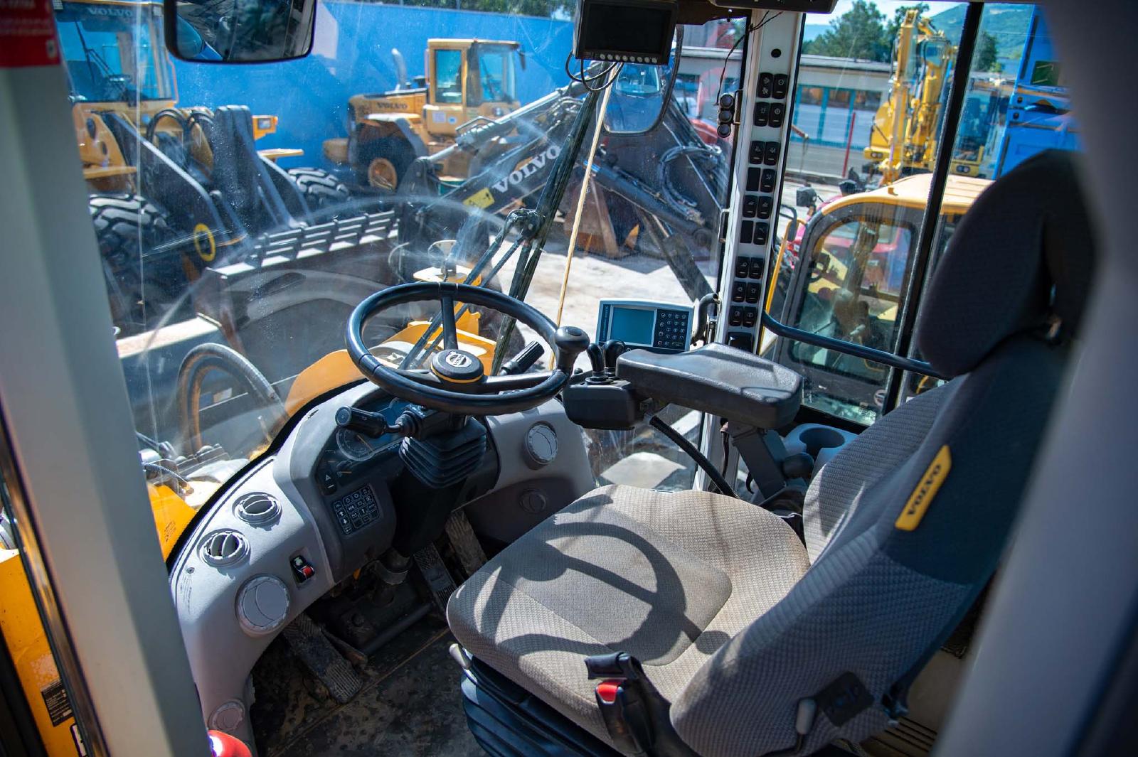 VOLVO L180H front loader