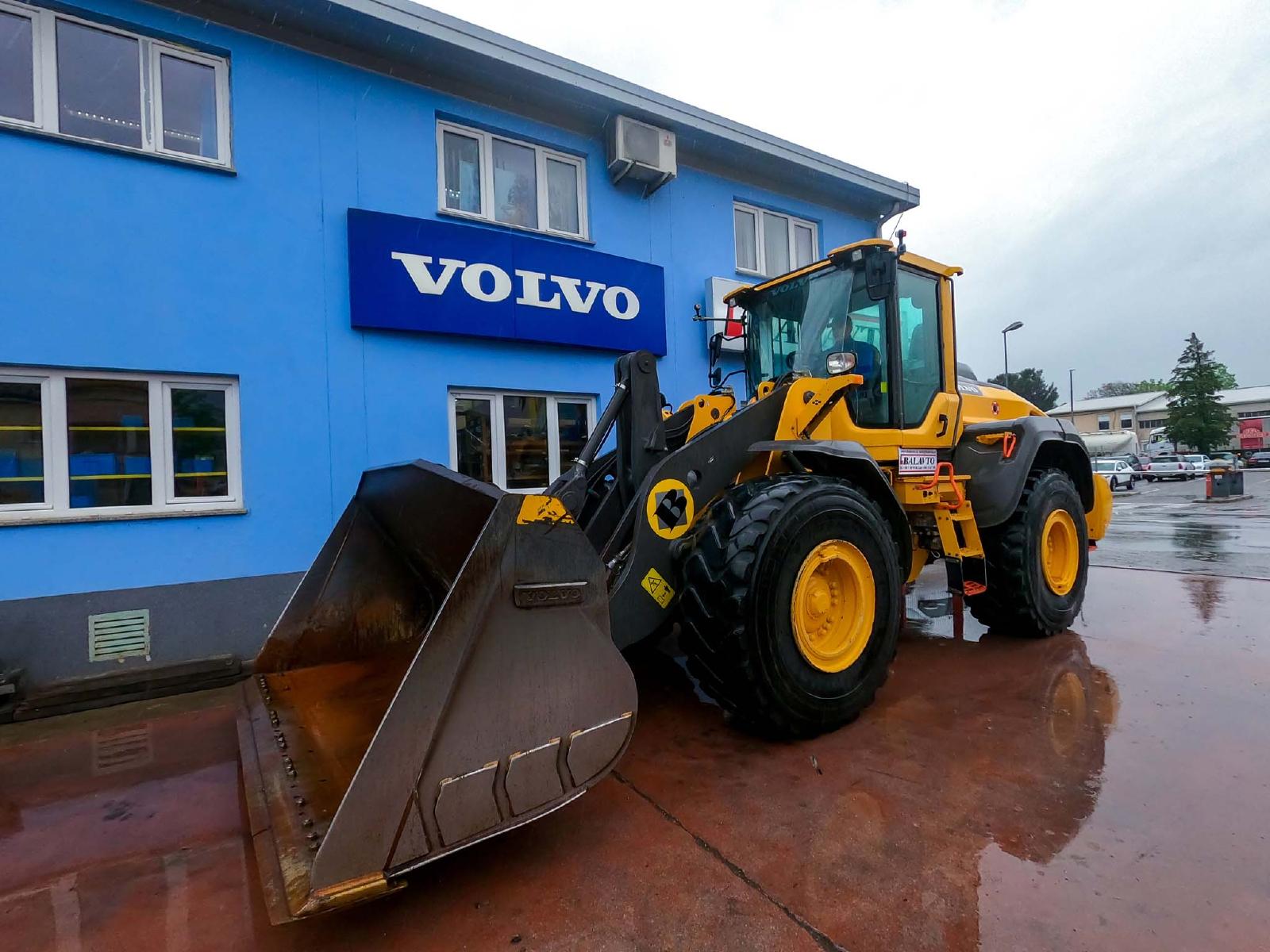 VOLVO L110H front loader