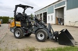 GIANT G2200E front loader