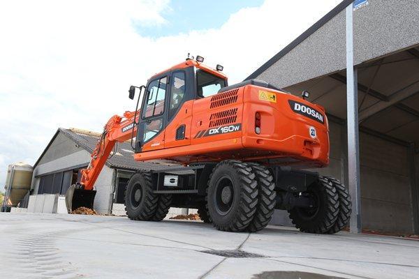 DOOSAN DX160W-3 Wheel-Type Excavator